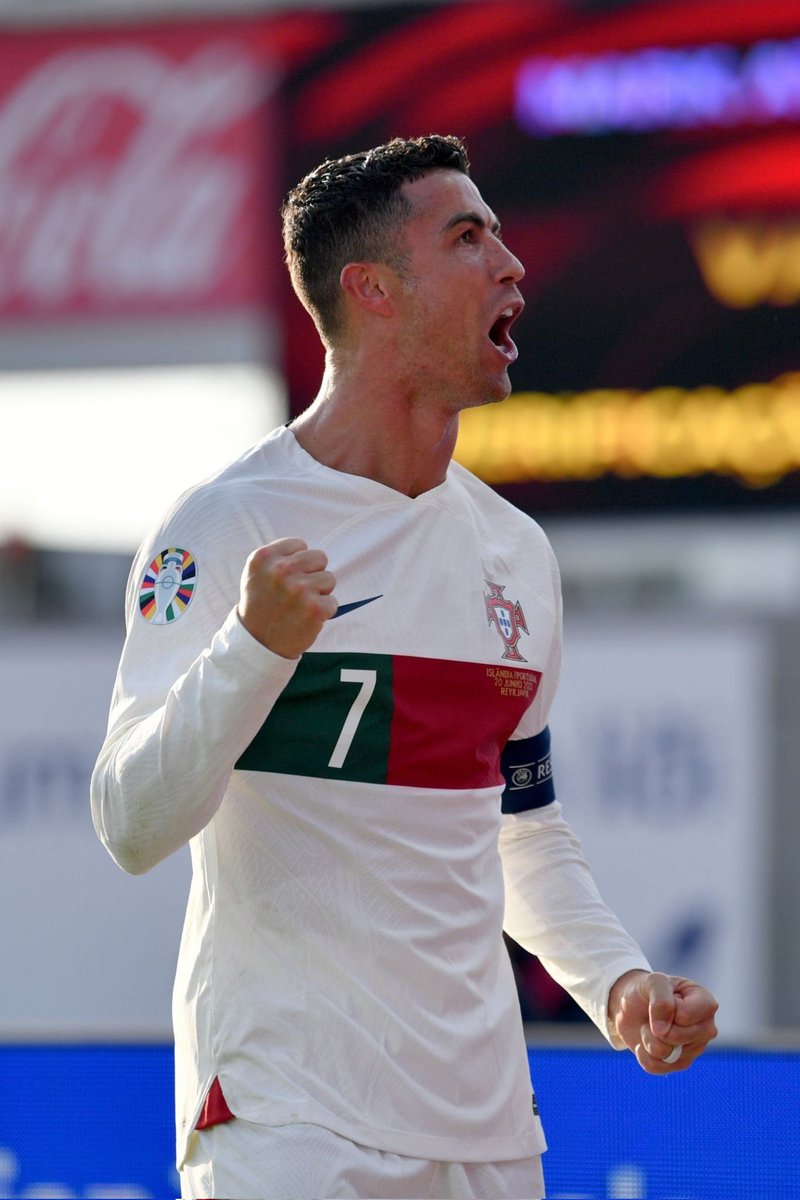 Jogue até 50 anos, por favor. É muito louco e puro viver as emoções de uma partida do Cristiano Ronaldo. Você sente o quanto ele quer o jogo, o quanto ele precisa do gol. Ele põe como objetivo e luta até o fim para o trabalho ser finalizado com sucesso.

38 anos de idade. Daqui a