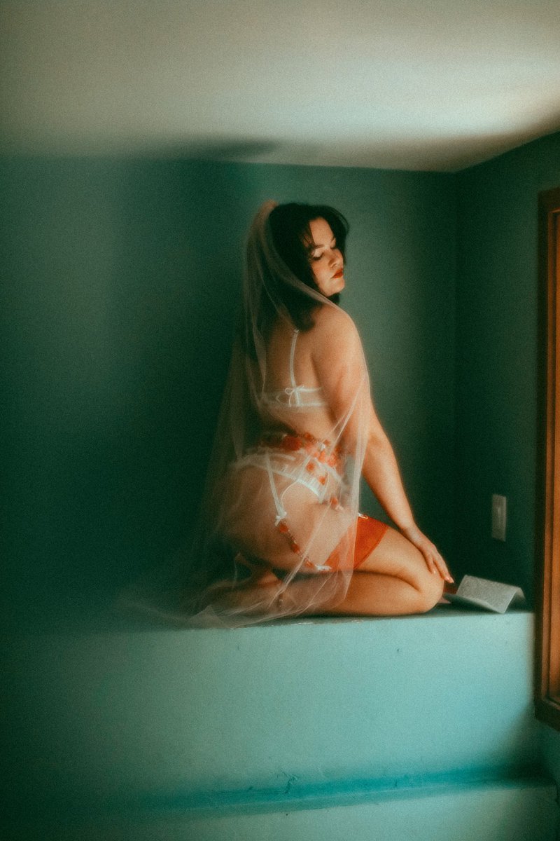 alexandrakacha's tweet photo. shot a bridal boudoir 🥰 in a cabin https://t.co/x9MqYEUcqc