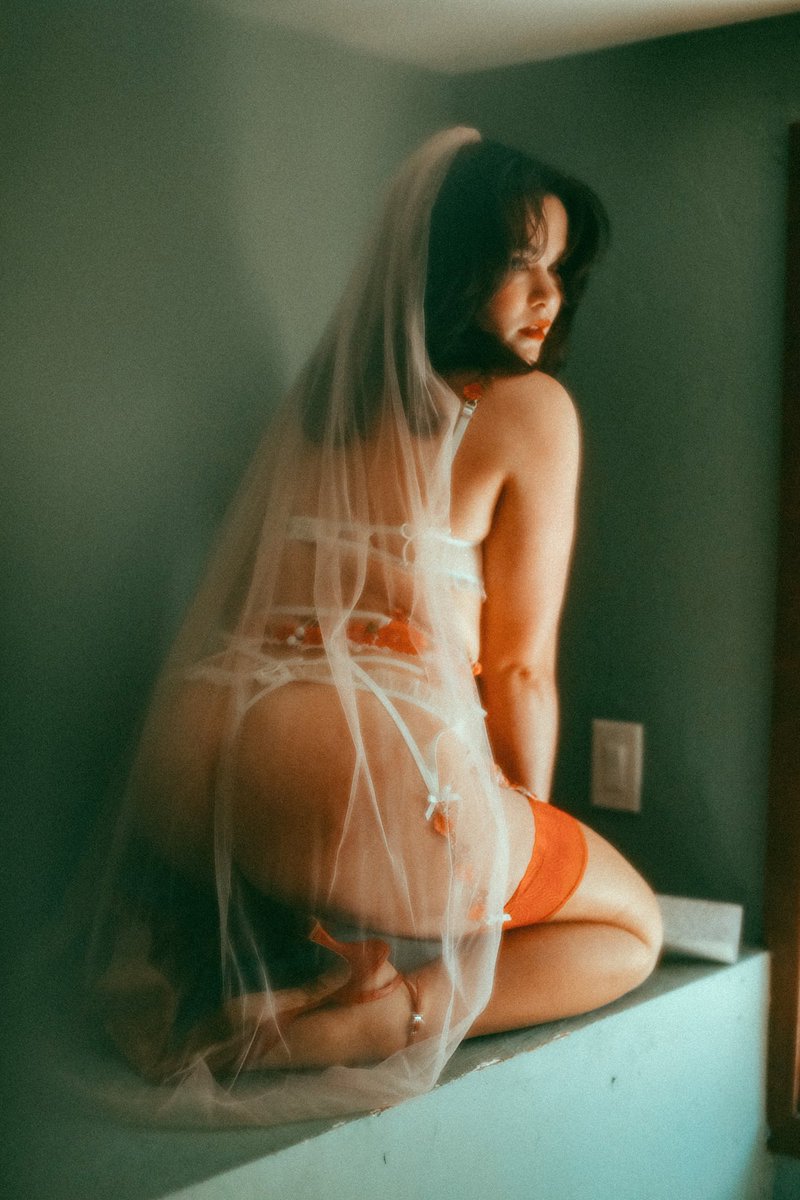 alexandrakacha's tweet photo. shot a bridal boudoir 🥰 in a cabin https://t.co/x9MqYEUcqc