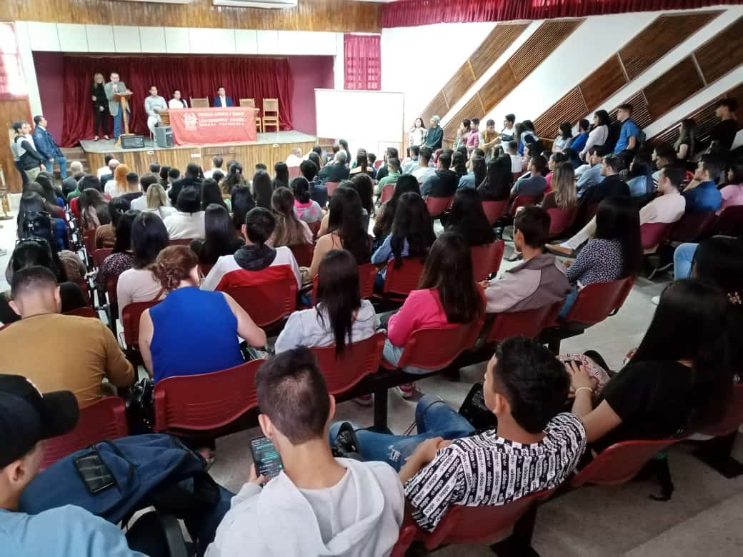Hoy nuestra Facultad de Ciencias Jurídicas, Políticas y Criminologicas les dio una cordial bienvenida a nuestros estudiantes de nuevo ingreso 2023. #facijupsomostodos Agradecer a los directores, coordinadores, profesora, personal ATO y a nuestros estudiantes su disposición.