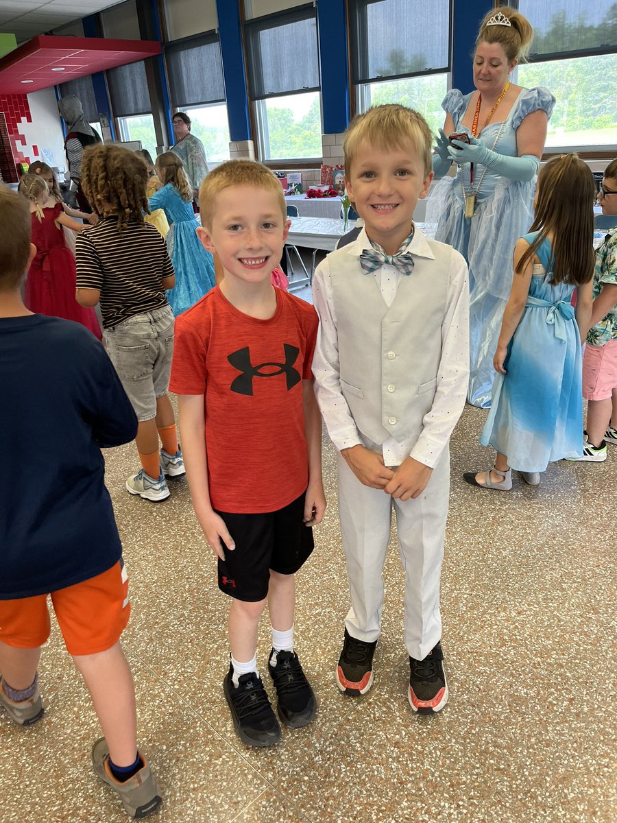 MeredithFreida's tweet image. Friends and brothers having a ball!