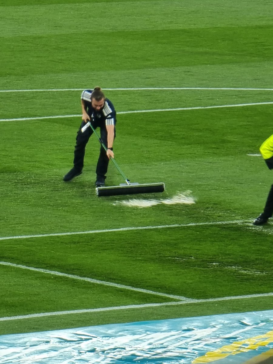 Some effort from the groundstaff tonight 👏  especially this guy never stopped, whatever he's getting paid tonight it's not enough @HampdenPark @ScotlandNT #SCOGEO