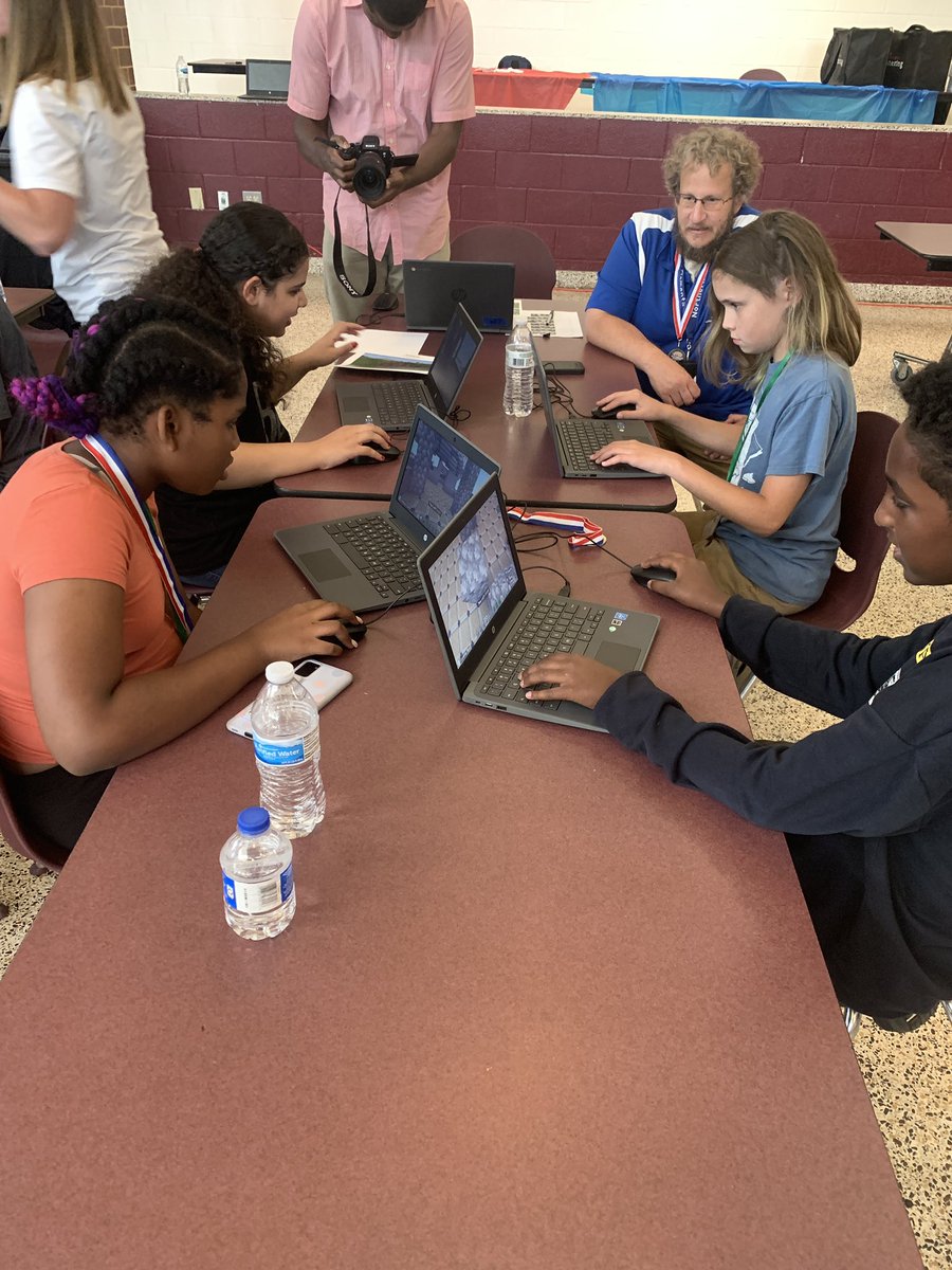 tinker_tree's tweet image. My team had a great time at our #STEMExtravaganza They worked as a team and designed some great things!