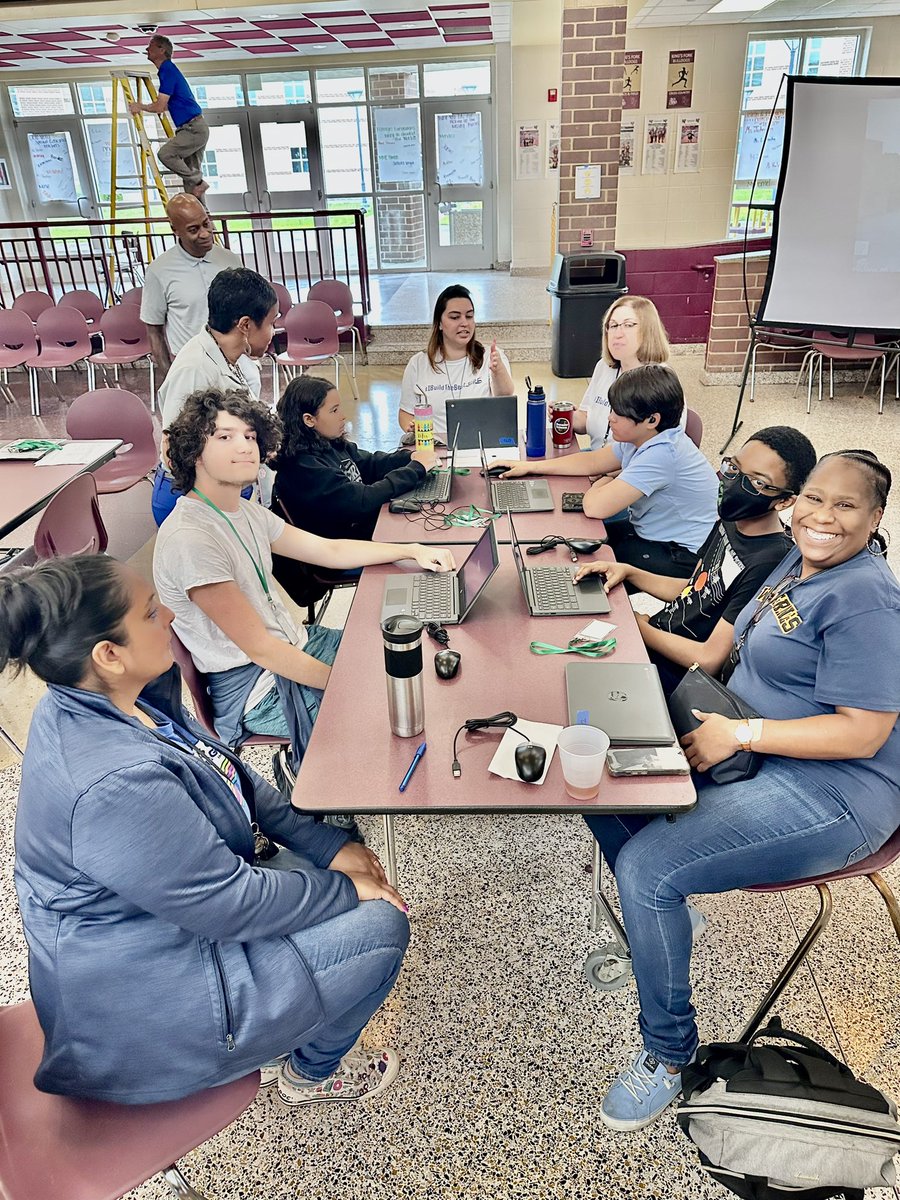 KatelynLeitner1's tweet image. Our students and staff were resilient today! #minecraftedu #STEMExtravaganza