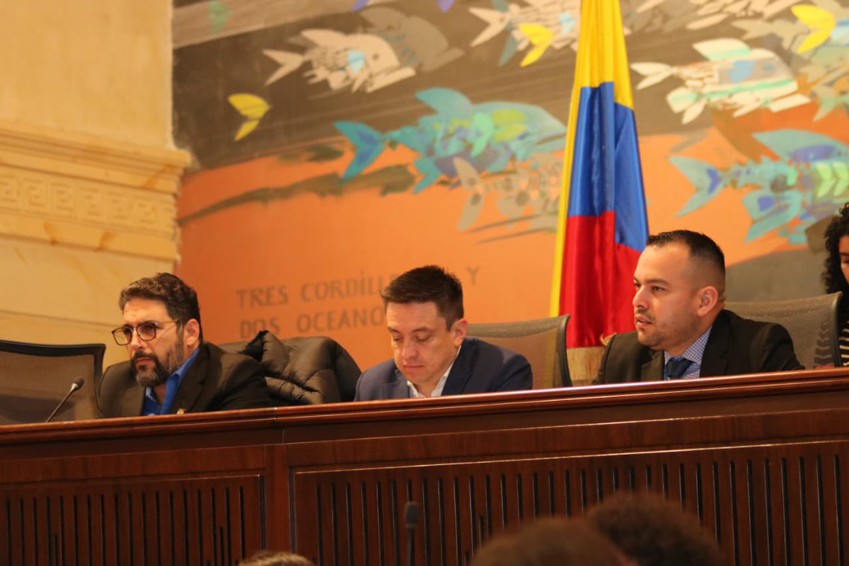agmethescaf's tweet photo. Hice todo lo que estuvo a mi alcance para defender la #ReformaLaboral. Como todos saben, la lucha por la dignidad del trabajador colombiano es lo que me trajo al Congreso. Me interesó ser presidente de esta comisión justamente para sacar adelante la reforma que dignificaría por fin al trabajador colombiano. 

Sin embargo no lo logré. Fracasé y me disculpo con ustedes porque sé que tenían la fe puesta en mí. Estuve hoy presidiendo la Comisión VII muy esperanzado, esperando que los congresistas llegaran a trabajar, a cumplirle al país, pero no lo hicieron. Se echaron la leva. Le hicieron pistola al pueblo. 

Faltaron a su trabajo, a su juramento, sabotearon la sesión y hundieron el PL en pro del #TrabajoDigno por falta de quorum. Lamentable. Que Dios los perdone. 

Pierde Colombia, pero sobre todo, pierde su fuerza de trabajo, los trabajadores y las trabajadoras que se levantan día a día a ponerle pecho a una situación laboral cada día más inestable, informal, precaria e injusta. Sin derechos laborales no podemos decir que esto sea una democracia. ¡No podemos! 

Seguiré insistiendo. Presidente @petrogustavo, cuente conmigo. Perdimos una batalla, pero debemos seguir dando la pelea.

Sabíamos que sería difícil, así que pa’lante.