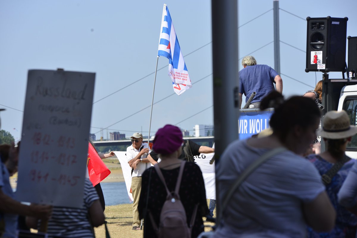 Die <a href="/vvnbdanrw/">VVN-BdA NRW</a> hat sich klar gegen die in #Düsseldorf aufkommenden Querfrontbestrebungen gestellt: Eine Zusammenarbeit mit #dieBasis und dem rechts-offenen #FriedensbündnisNRW wird abgelehnt. Ob nun lokale Konsequenzen bzgl. Kreissprecher Jürgen S. erfolgen? (Foto: #dus1706)