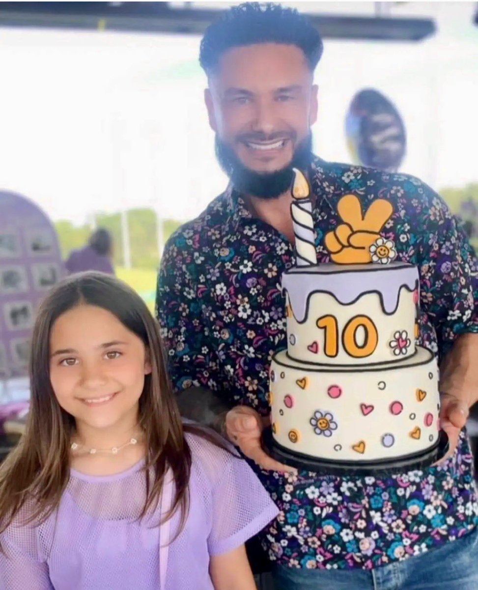DJ Pauly D, his girlfriend Nikki, and his baby mama celebrating his daughter Amabella’s 10th birthday! ❤️ #JSFamilyVacation