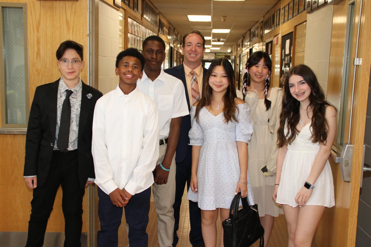 A perfect evening for #CommackMiddleSchool eighth graders, their family, friends, and teachers at the Moving-Up ceremony at #CommackHighSchool ! #Classof2027 #CommackSchools 
All the pics: commackschools.org/EventPhotos202…