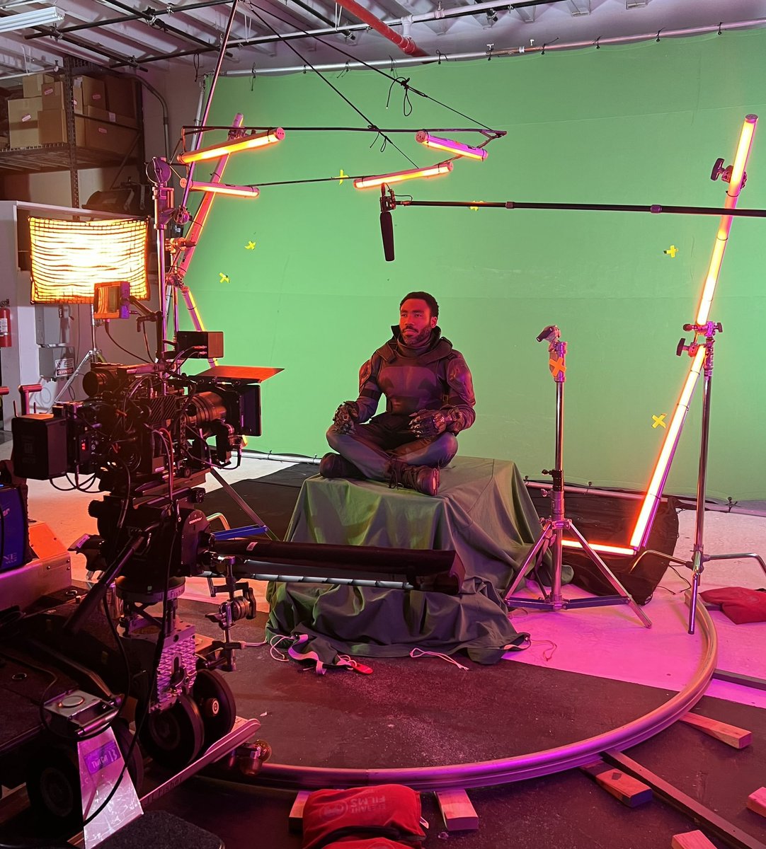 Behind the scenes look at Donald Glover in #AcrossTheSpiderVerse 

His cameo was filmed just 2 months before the film released 

📷 @chrizmillr
