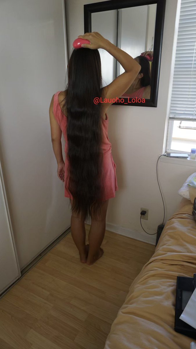 Incredibly long 😂#verylonghair #superlonghair #rapunzelhair #hairgrowth #ロングヘアー #髪の毛 #hairblogger #pelolargo #スーパーロングヘア #longhairdontcare #blacklonghair #longhairs #長い髪 #longhairstyles #ツヤツヤ #longhairmodel #rambutpanjang