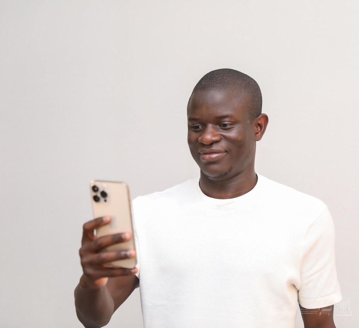 📸| من جلسة تصوير كانتي لإعلان انضمامه للاتحاد 🤳