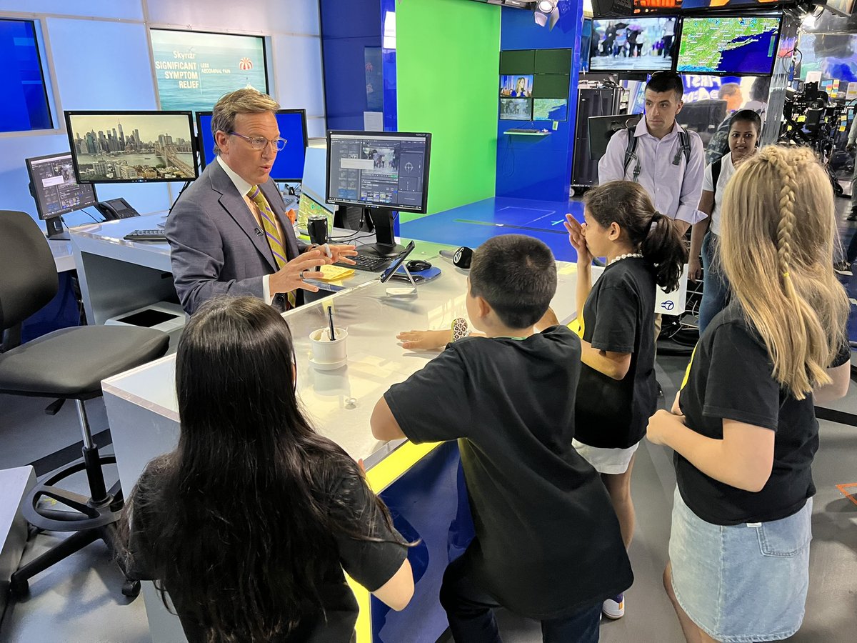 BEE-hind the scenes with @LeeGoldbergABC7 from earlier this afternoon. What a special experience for the kids! The @ABC7NY family treated us like family!  @NYCSchools @DOEChancellor @necs #PS101Q #abc7ny BEE 🐝 TV 📺