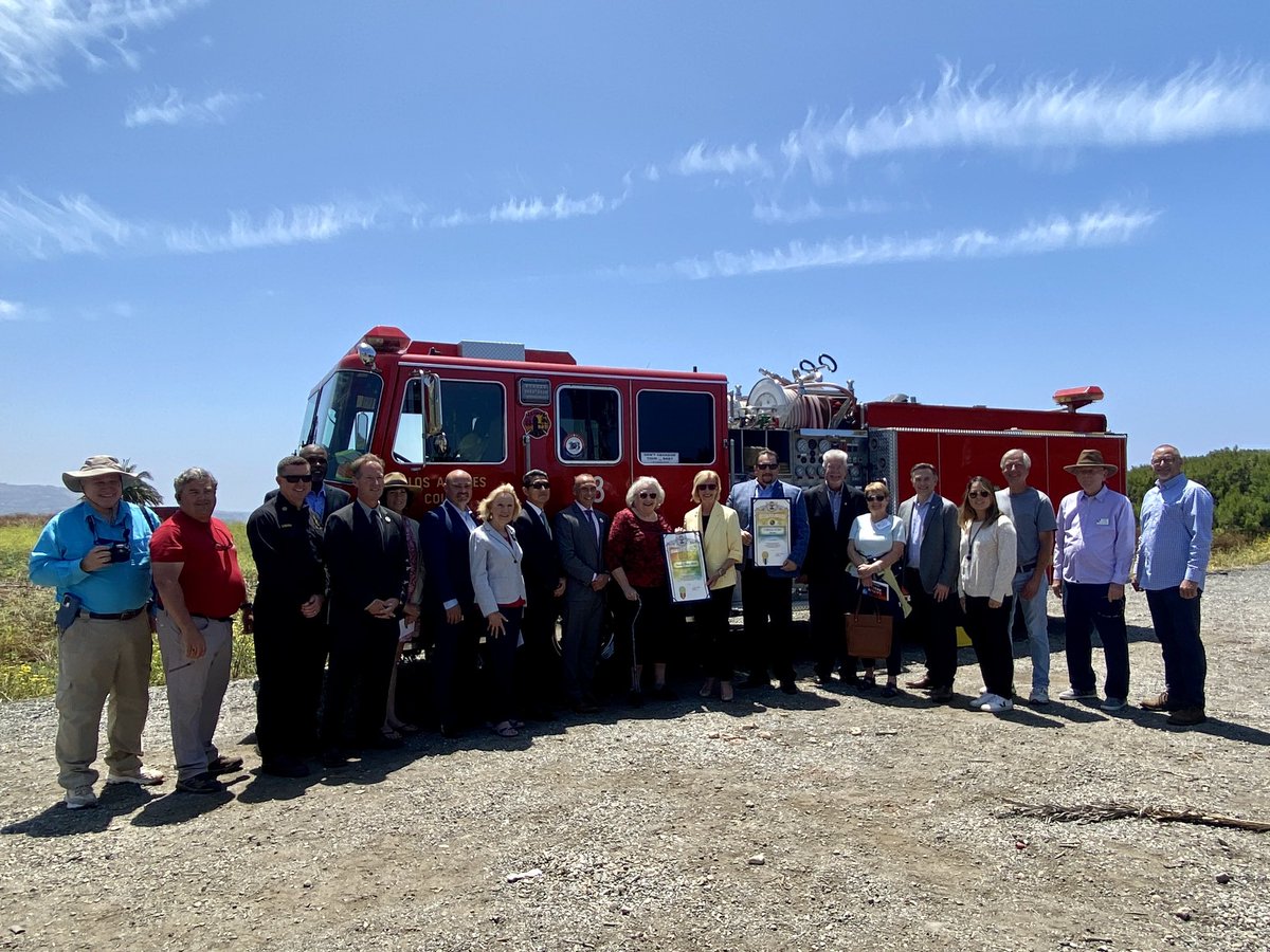 CityofRPV's tweet photo. Today, a new HeloPod that will enable firefighting helicopters to fill up their water tanks faster and conduct more water drops was unveiled at the Ken Dyda Civic Center in Rancho Palos Verdes. Thank you @LACOFD and @calwater for bringing this firefighting tool to the Peninsula! https://t.co/OslLzlQQ6t