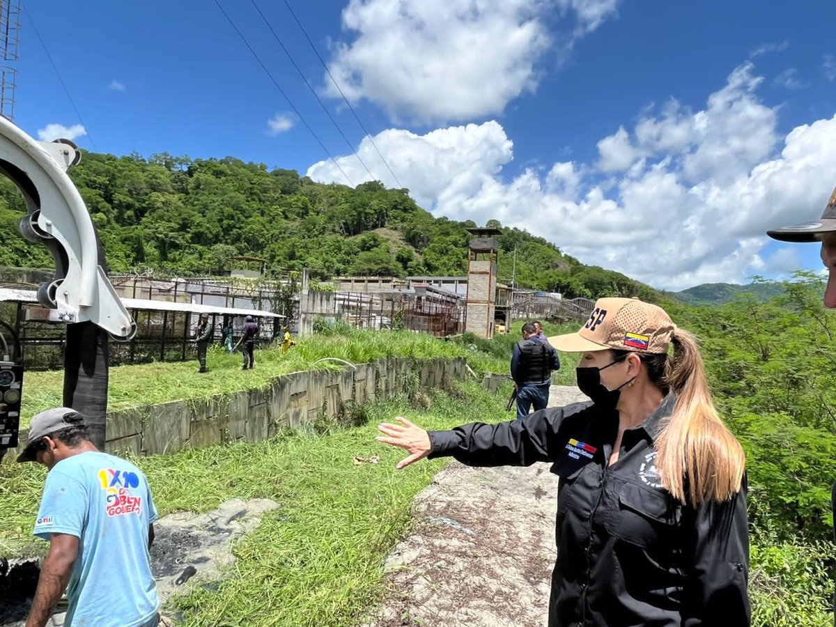 Derecho_paz's tweet photo. Estas obras son realizadas con mano de obra penitenciaria, por lo cual conversamos y orientamos a los privados de libertad en las maniobras necesarias para las labores de adecuación de los espacios, tanto en las áreas internas como aledañas al centro de reclusión. https://t.co/2kAncEsErG