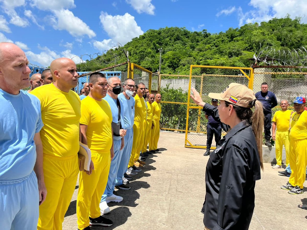 Derecho_paz's tweet photo. Estas obras son realizadas con mano de obra penitenciaria, por lo cual conversamos y orientamos a los privados de libertad en las maniobras necesarias para las labores de adecuación de los espacios, tanto en las áreas internas como aledañas al centro de reclusión. https://t.co/2kAncEsErG