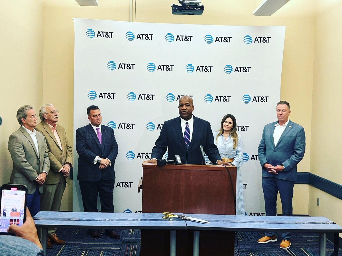 davidaubrey23's tweet photo. When the largest parish wanted a partner to help close the digital divide &amp; expand fiber, they welcomed the largest provider of broadband in La with open arms. Today, I proudly announced the expansion of AT&amp;T Fiber with speeds up to 5 Gigs across Jefferson Parish.  We love JP! https://t.co/DUoAt4cIvU