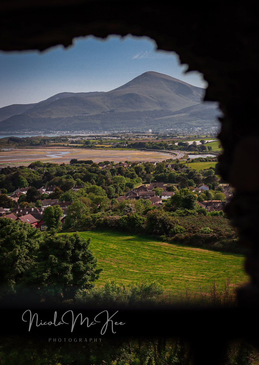 The Mountains of Mourne from the Tower at Dundrum Castle ⛰️ 🏰
#northernirelandcoast
#amateurphotographer #northernireland #canonphotography  #amateurphotography
#nicolamckeephotography 
#niphotographer #learningforlife  #niphotography #mournemountains #dundrumcastle