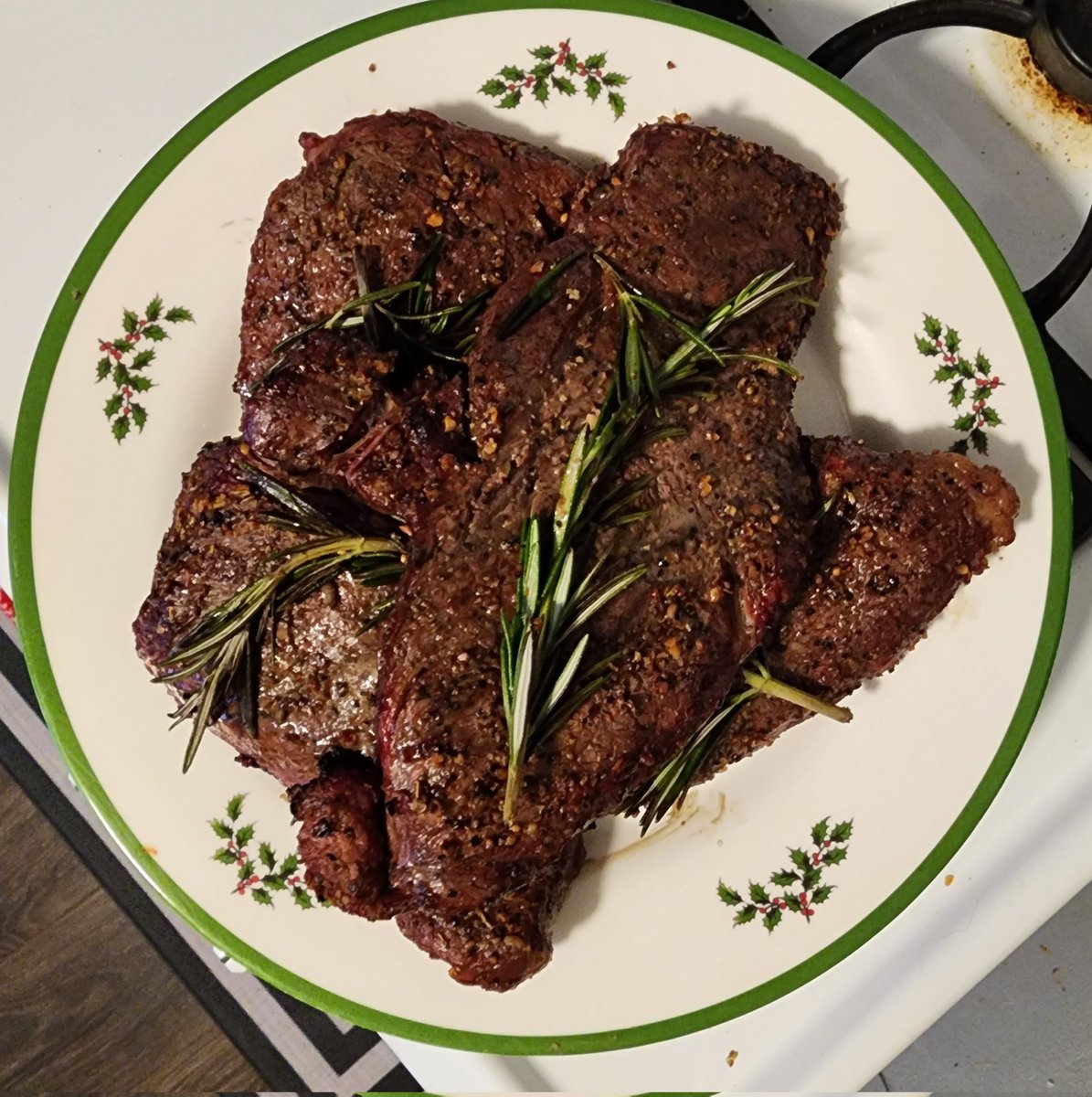 GeradTanner13's tweet photo. ❓️Steak or tequila lime chicken?? 🤔 🤷 If you said both I've unlocked the deadbolt ❤️
#grill #dadcooks #BBQ https://t.co/duSLQEVVjE