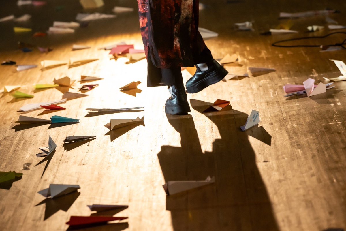 uumi815's tweet image. Chageさんにお礼と報告をしなくては。

皆さまにいっぱい飛ばしていただきました。

皆さまのいろんな想いが
紙飛行機に乗って町田市民ホール中を
飛んでいました。

澤近さんが「紙飛行機は飛ばしたら成仏」と言っておりました。

ステージいっぱいの紙飛行機。
ありがとうございました‼️

#WindyRoad