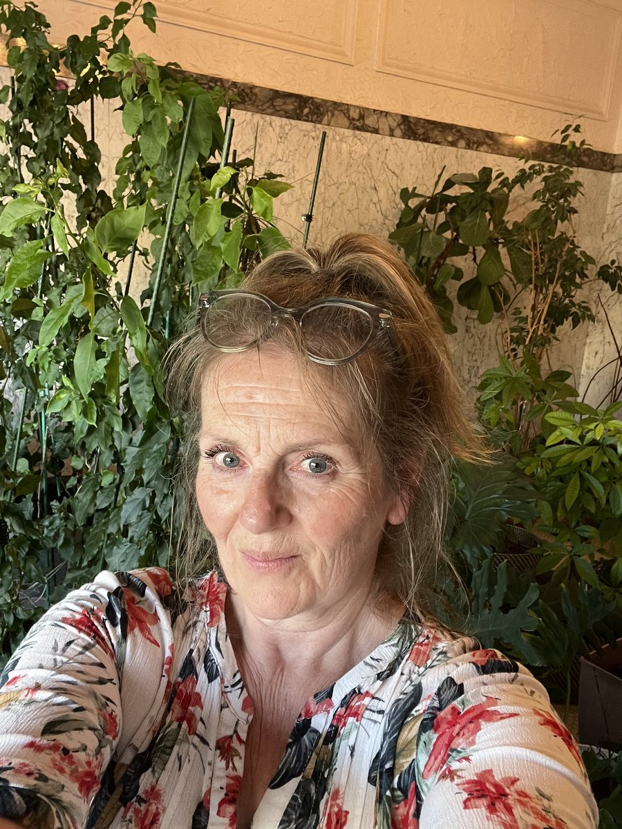 T_r_a_cyy's tweet image. #TanyaGaw is here! I got a 🤗beautiful old theatre #Action4Canada #A4C …. 37C 🫠🫠🫠🫠