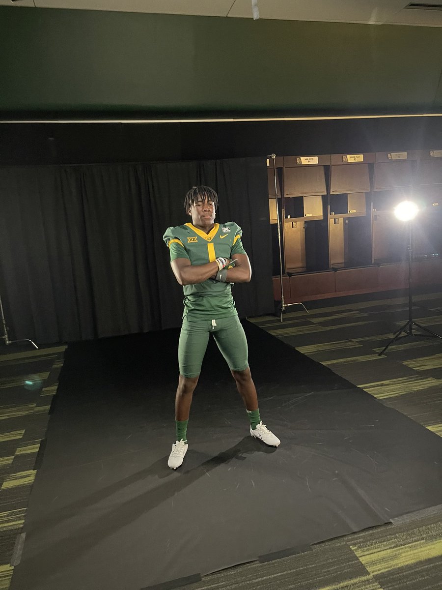 London_Smith1's tweet photo. Had a great day at Baylor, can’t wait to get back! @CoachDBaker81 @ahunt90 @BUFootball @RecruitTheU https://t.co/qGYZ9zyUJB