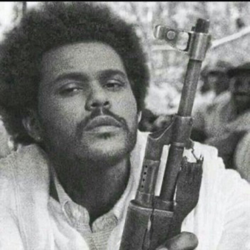DanielsonKassa1's tweet photo. Abel Tesfaye (The Weeknd) unfurls flag of #Ethiopia on stage.https://t.co/C1TNl7F8Kv