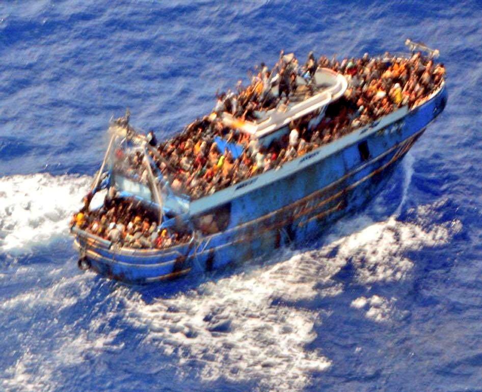 SoliObrera's tweet photo. ⚫4 buques y 10 helicópteros, un robot submarino y 2 aviones buscan a 5 millonarios en un sumergible por ver el Titanic.

🔴Más de 700 trabajadorxs  en el Mar Jónico esperaron 7h para  un rescate
#Capitalismo 
Todo para unos pocos
Destrucción y miseria para la clase obrera https://t.co/WnPOCCVcct