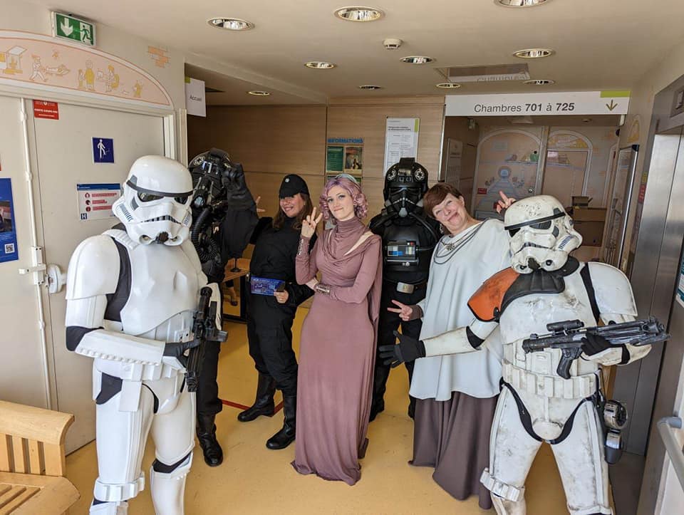 @501stFrench and @rebellegion visited the Necker Hospital to share toys with the children. 
Great job Troopers! Félicitations Troopers !
@mepdnet @JRS501st @FISD501st
#StarWars #501st #BadGuysDoingGood #BadGirlsDoingGreat #Hospital #SweetMoments