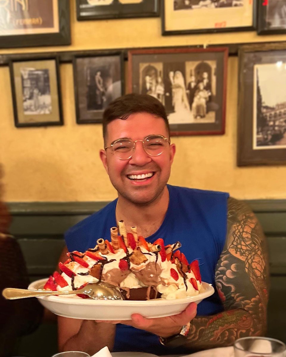 BearyBeg's tweet photo. Carmine’s, New York City, New York has so much good food. Not only was my heart filled with love from the company of my family but my belly was filled with tasty ass Italian food in NYC! #foodie 🍝 https://t.co/I2njVj9xez