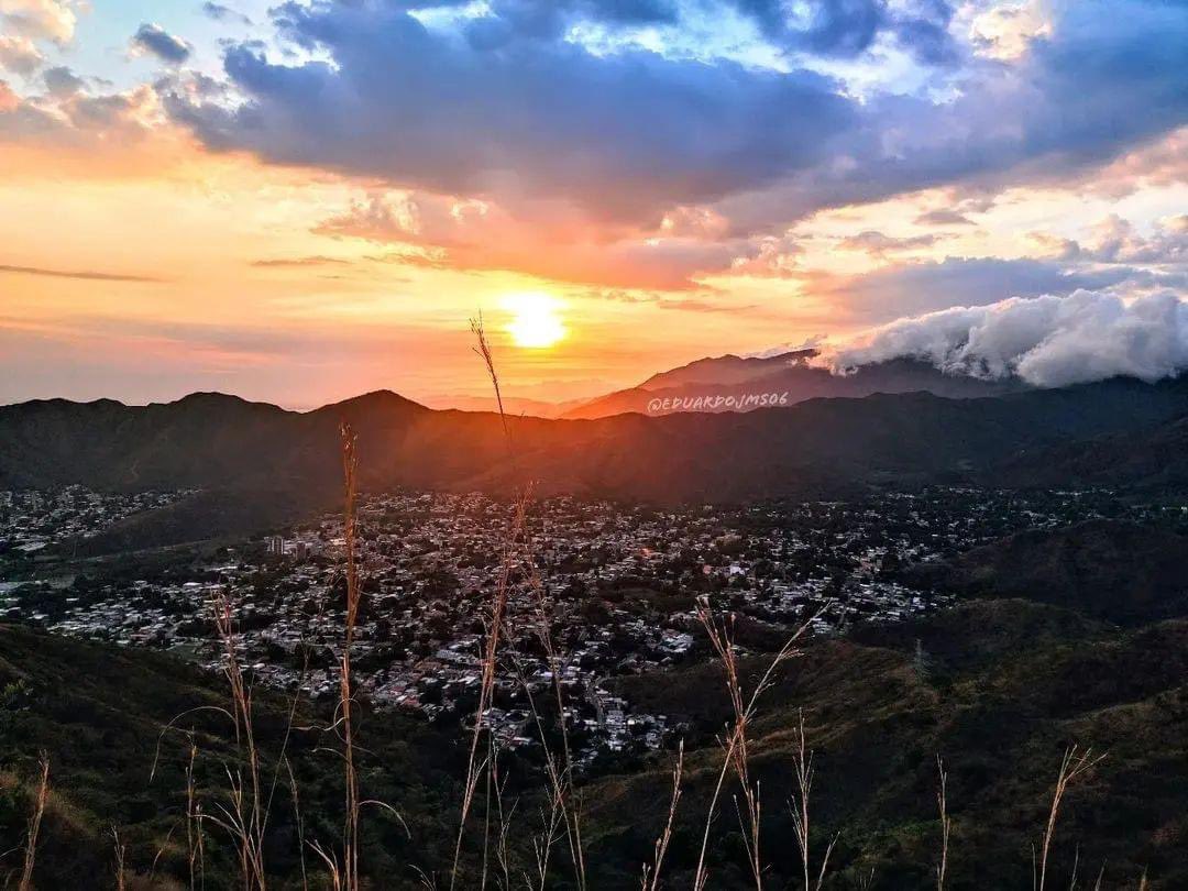 #ElLimónMCY

Foto: <a href="/eduardojms06/">Eduardo Méndez</a> 

#ellimon #ellimón #ellimonmcy #maracay #aragua #atardecer #venezuela #amazing