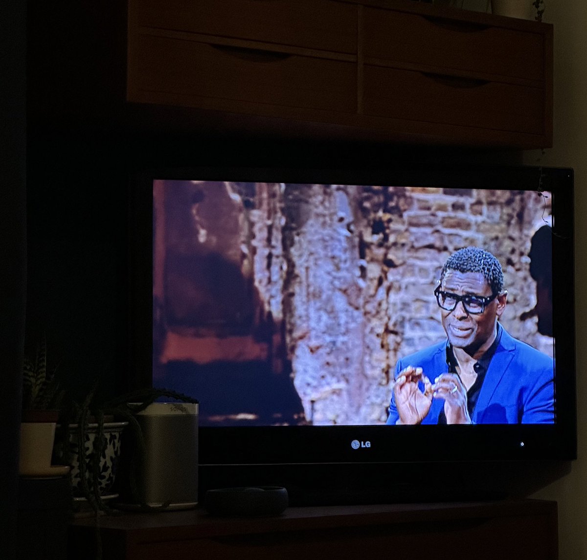 DEBraybrook's tweet photo. Watching history: @DavidHarewood becomes the 1st black person to deliver the #DimblebyLecture From #Windrush75 to the Windrush scandal, to over prescription of meds to black men with mental ill health, to uplifting work of Trinidadian Claudia Jones 🇹🇹Notting Hill Carnival founder https://t.co/rcS88iqcYE