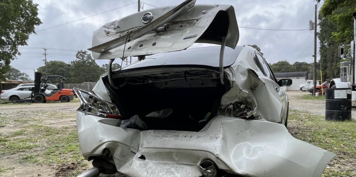 A Fayetteville, NC cop did this to 2 teenage girls yesterday. Family says he was speeding without lights and sirens and slammed into them as they were making a left turn. We must stop cops from racing around.
wral.com/story/2-teen-g…