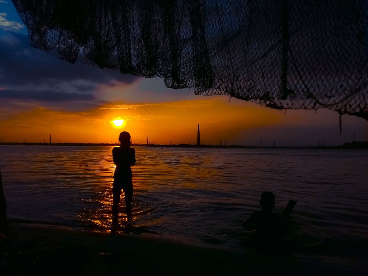 At the end of the day.

📸 Xiaomi Redmi Note 10 Pro Max
#xiaomi #redmi #Twilight #river #water #landscape #photography #mobilephotography