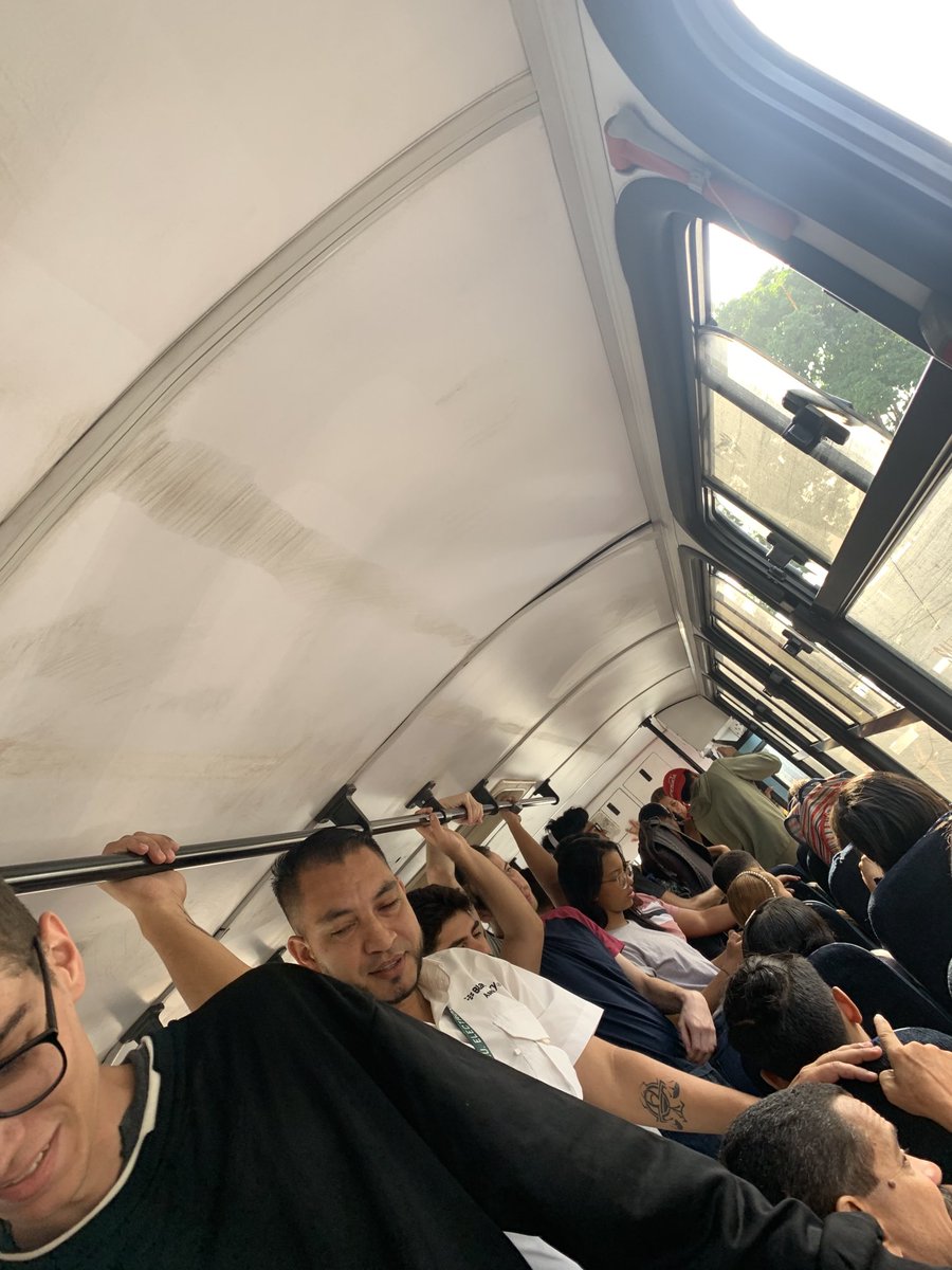 elxgxmz's tweet photo. Cansada de que día a día expongan nuestras vidas, al llenar autobuses que tienen capacidad 70 personas y vamos más de 100.  

Siempre vamos pegados a la puerta, la cual ni cierra bien. 

Necesitamos autoridades que puedan velar por nuestra seguridad. 

#EleccionesRectoralesYaUSB https://t.co/pXZ3R9bqTP