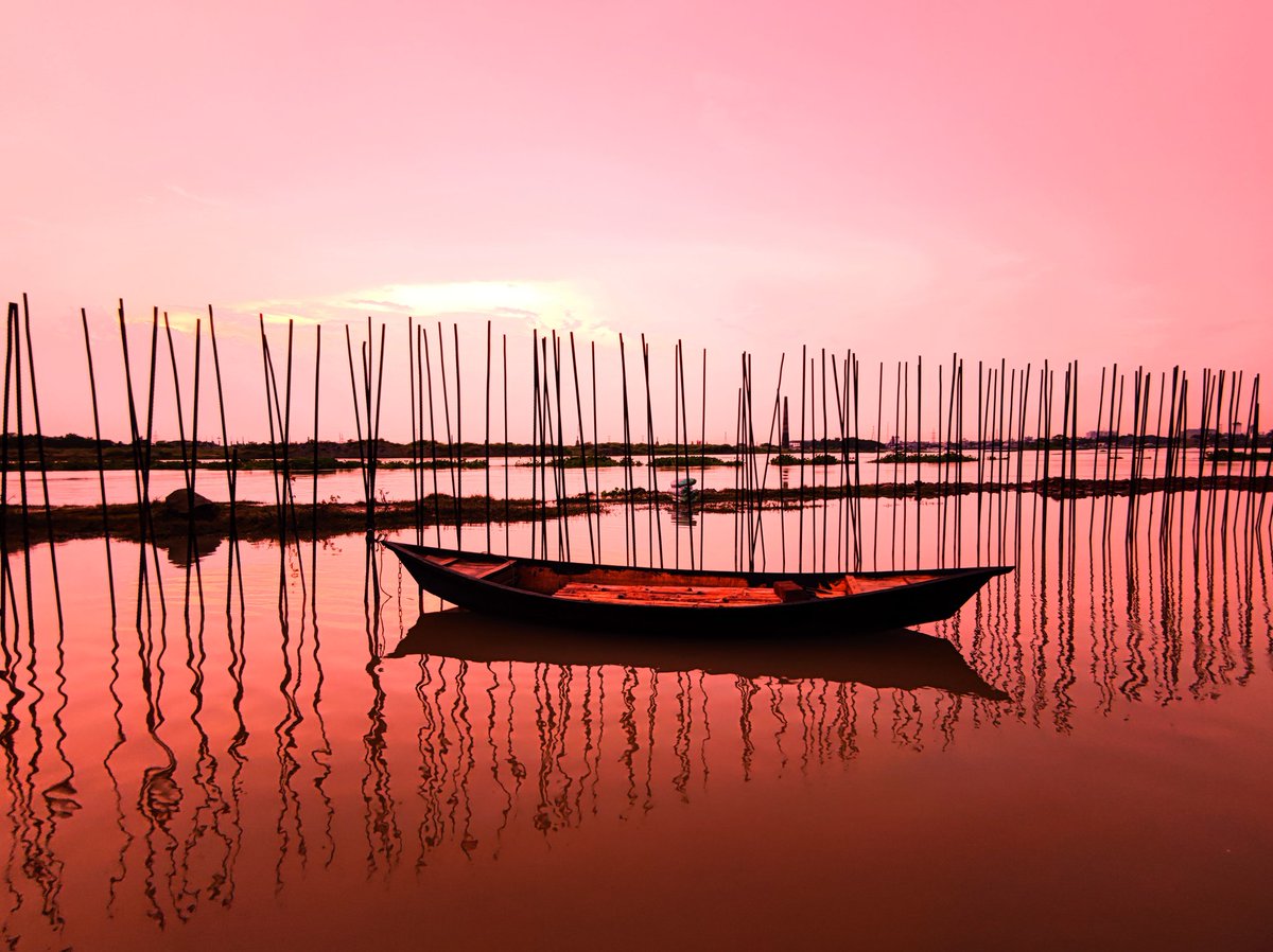 Twilight hour

📸 Xiaomi Redmi Note 10 Pro Max
#Xiaomi #photography #mobilephotography #phonephotography #water #river #boat #REFLECTION #Twilight #landscape