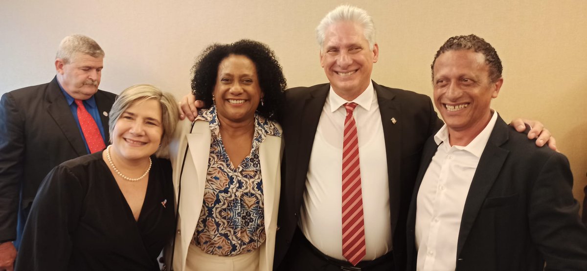 Nuestro Presidente Miguel Díaz- Canel y su familia, una dignidad de un Pueblo de resistencia creativa .
#CubaEsCultura