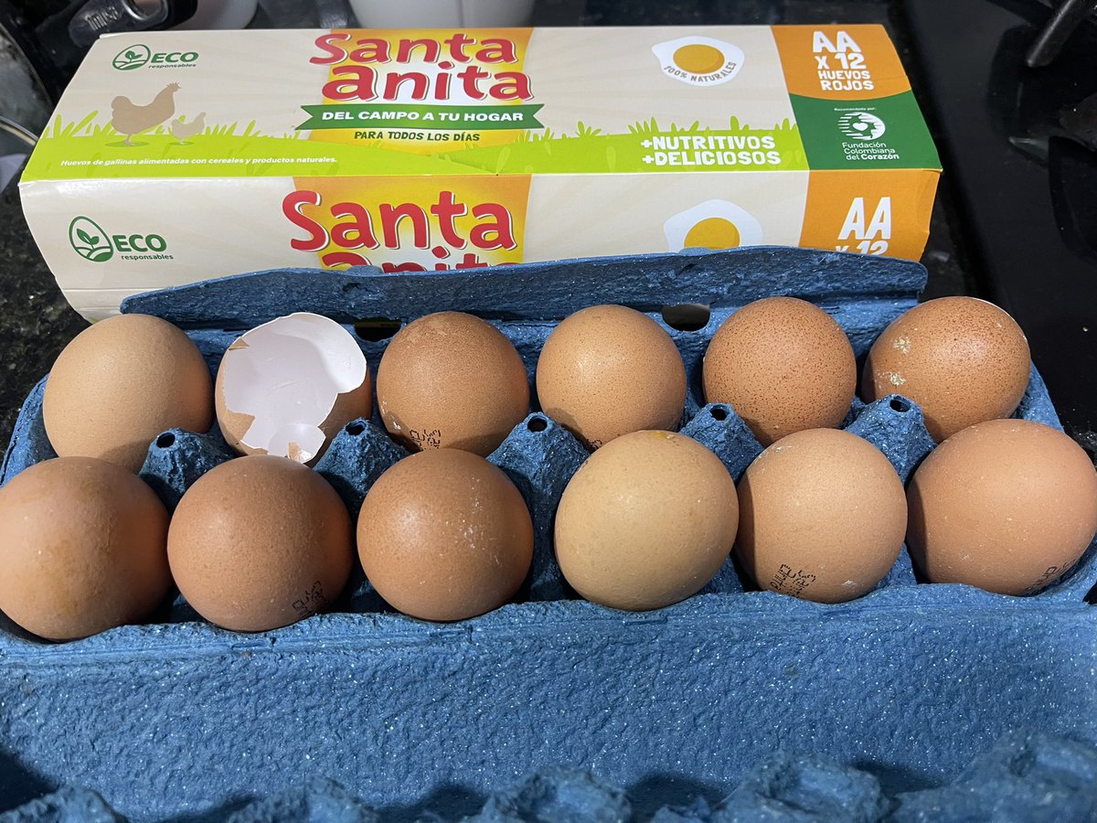 TaticaBernal's tweet photo. Compré ayer en el Éxito y salió sin huevos los @HSantaAnita, pura cáscara un huevo 🥚 https://t.co/gayPpQbPT5