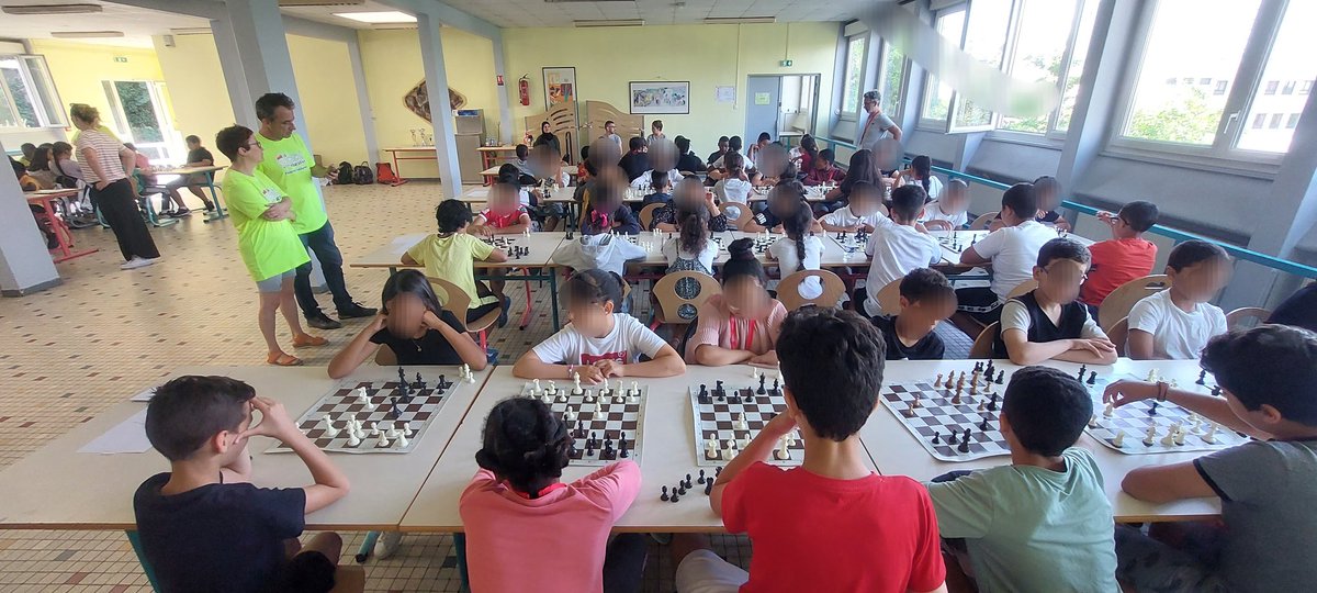 Richard1Combe's tweet photo. Tournoi d'échecs  inter-écoles pour une centaine d'élèves  de CM qui découvrent  ainsi les locaux de leur futur collège. 
Du fair-play, de l'esprit  d'équipe , des ouvertures maîtrisées  et des défenses solides.
 La conclusion  d'une  action financée  par la Cité  Éducative . https://t.co/hB77xPqWjR