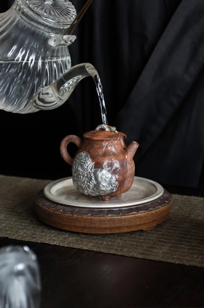The tea pot had a stark, unworldly beauty.
.
.
.
#brewedtea #teapot #teapotcollector #teascoop #gongfucha #teaboat #silver #lion #teaaccessories #amazingart #handicrafted #handart #fineart #greatproducts #rocktea #oolongtea #bacha #wuyitea #rougui #besttea #chinaartist #morimatea