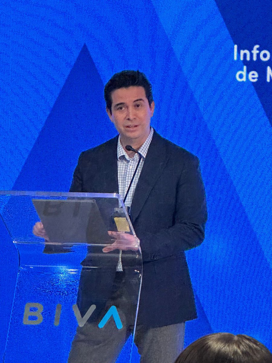 BIVAMX's tweet photo. José Luis García, Gerente del #InsitutoBIVA, da la bienvenida a quienes hoy nos acompañan a la clausura del «Programa de Pynthon in Finance from Zero to Hero» #WorkShop1. https://t.co/kYEy9l5o51