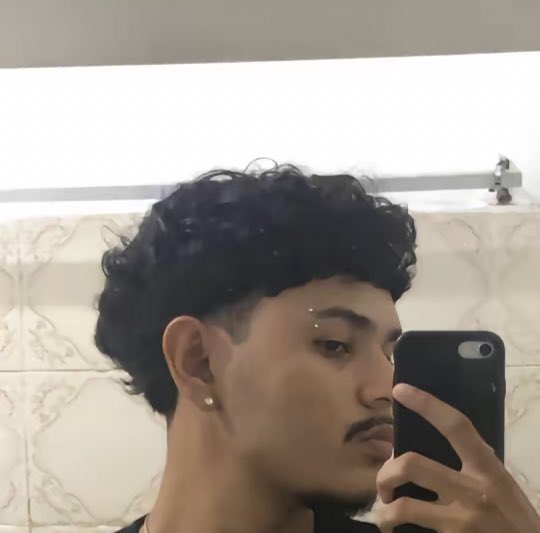 lucaserood's tweet photo. o corte q eu pedi // o corte que recebi pqp vou me matar https://t.co/FTnzKtTefI