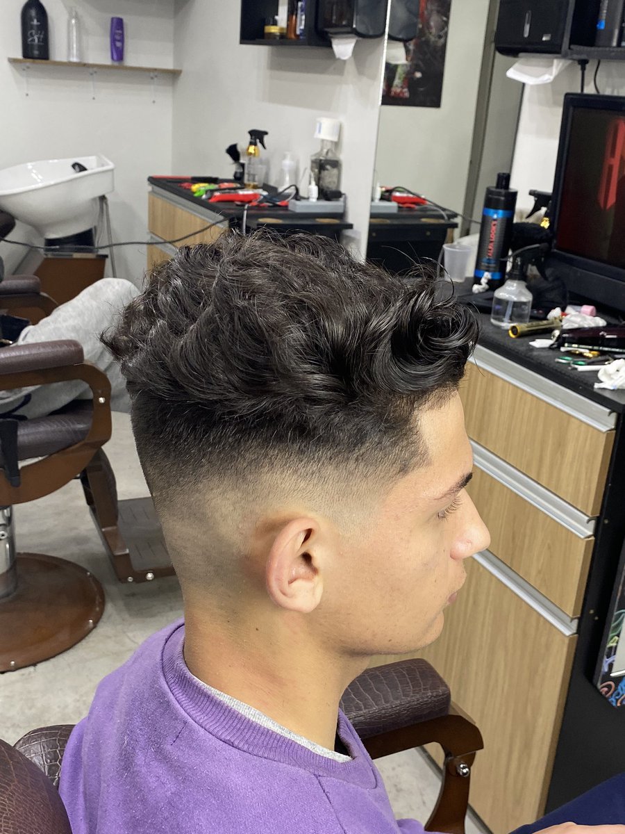 lucaserood's tweet photo. o corte q eu pedi // o corte que recebi pqp vou me matar https://t.co/FTnzKtTefI