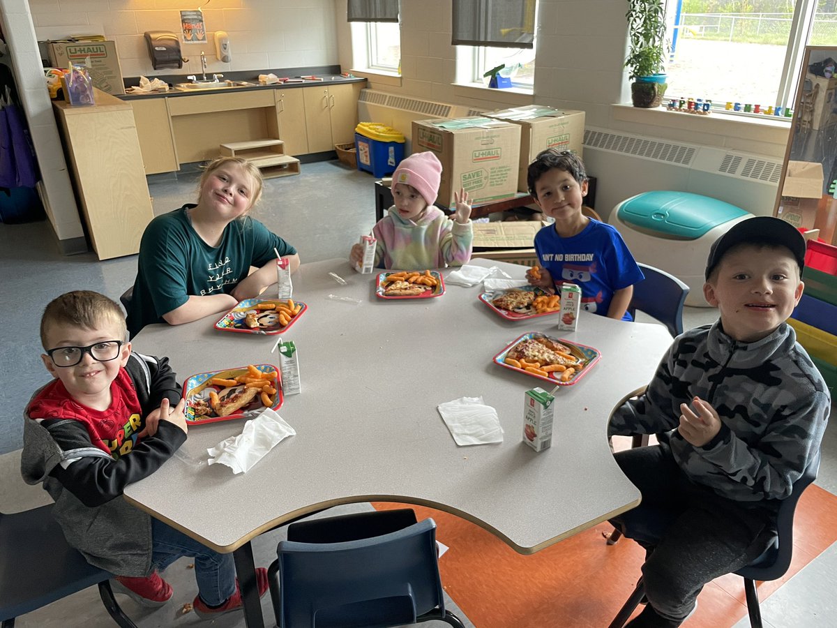 MsKinderNL's tweet photo. Pizza party day!! https://t.co/FT7EzA2zox