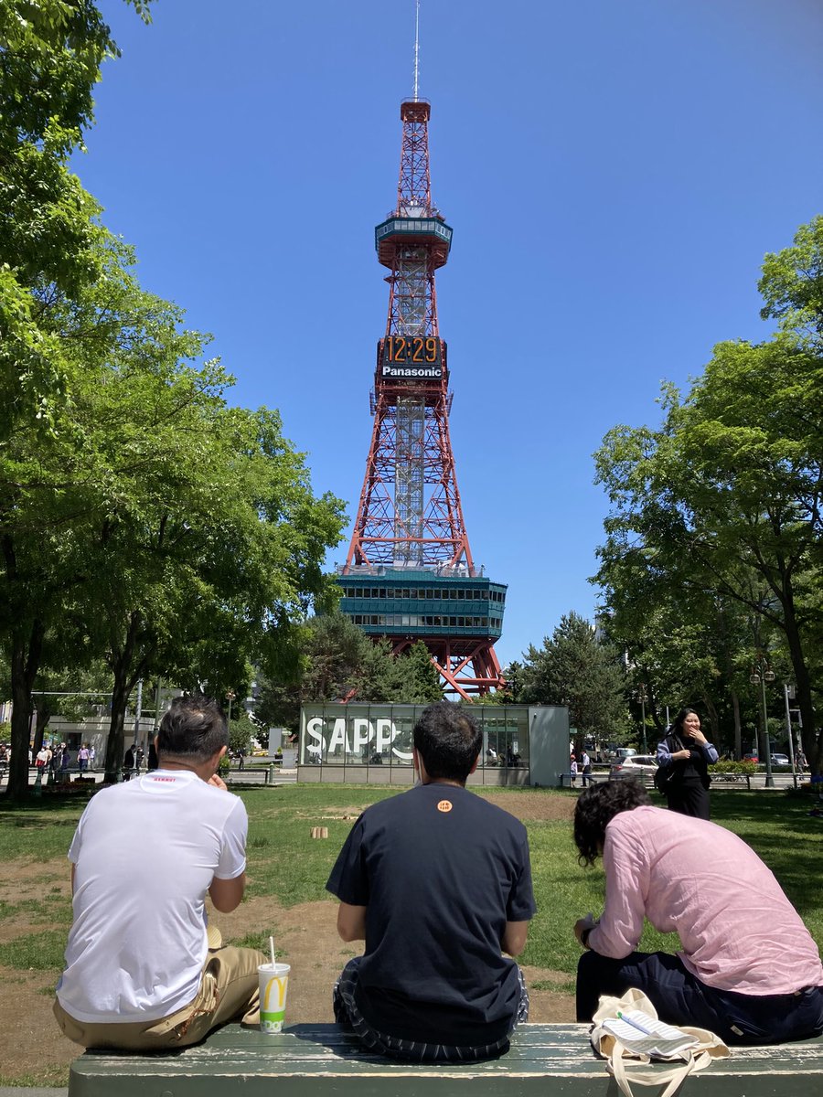 昨日の昼モルック前、コン事部員のランチ
闘志みなぎる？3人です

明日からの #ここキャン北海道 も晴天だといいですね☀️

#モルック 

サガ