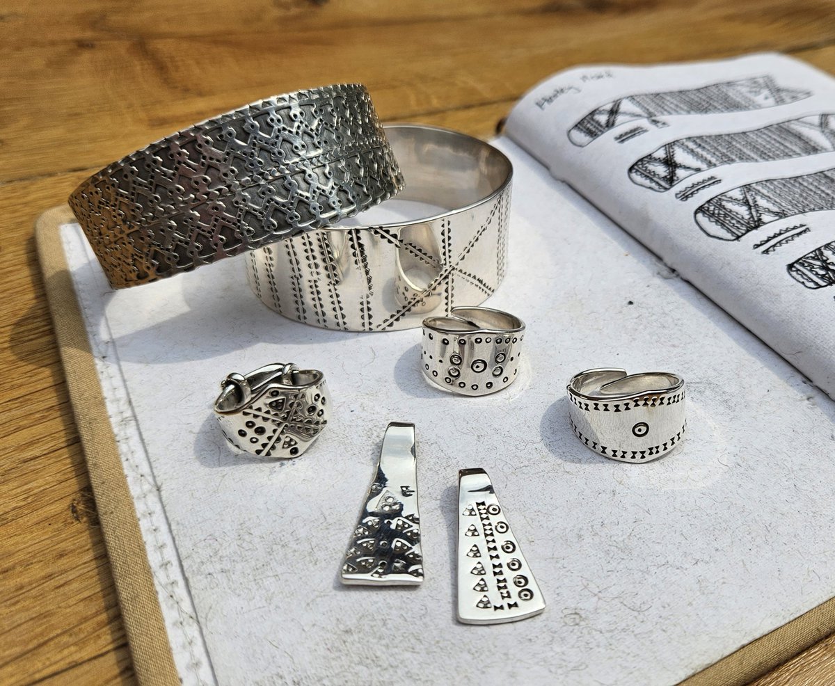 HorneSupremacy's tweet image. I made a broadband arm-ring for Maw Horne, modelled as closely as my talents allowed on one in the #Viking-Age Galloway Hoard.

I also made a more ornate one using multiple stamps, inspired by a fragment of a ribbon bracelet from the same.

Ambition achieved, thanks to @eblueaxe!
