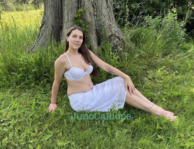 Part of an outdoor photoshoot I did today 🌳 https://t.co/ANvLKCq7RB