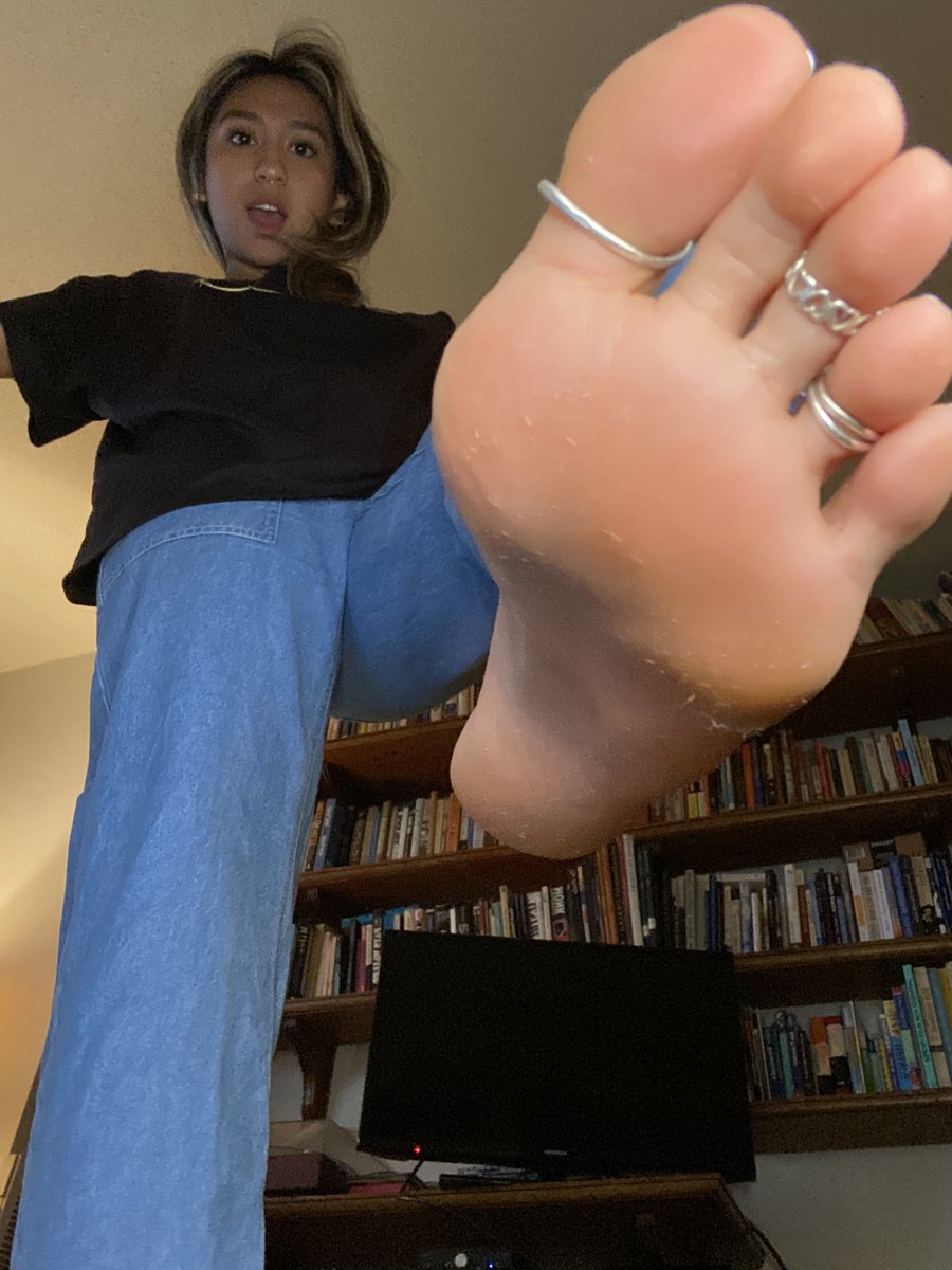 Asian Smart Soles on Twitter: "imagine me being the giant😅lol"