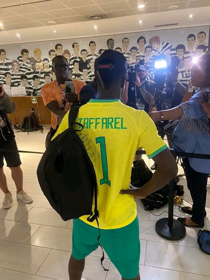 Sadio Mané left the Alvalade stadium wearing a Brazilian national team shirt with the number 1 and autographed by Taffarel. 

He explained that the former goalkeeper of the Brazilian national team was one of his best friends at Liverpool.