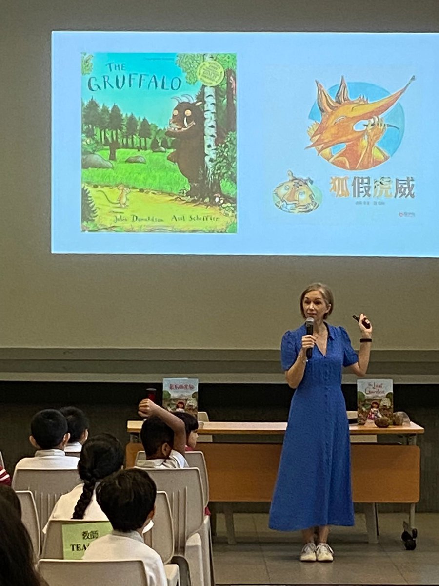 On #WorldRefugeeDay I spoke to 150 students at Li Sing Tai Hang school about conflict & migration & the many real gardens made in wartime all over the world, which were the seed for the story, The Last Garden, illustrated by @annelibray. 🌱🌻🌱 Thank you @bmabhk for inviting me.