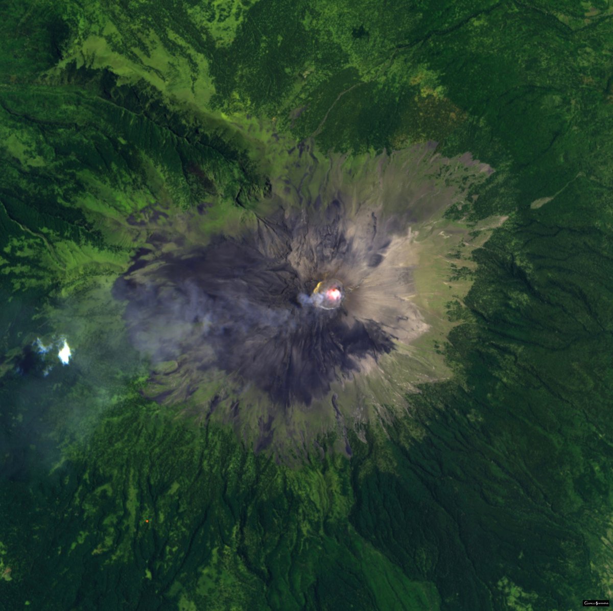 [1/2]

Ongoing eruption of #Popocatepetl #volcano in #Mexico.

Image taken today by @CopernicusEU #Sentinel2 satellite.

Visible light mixed with some SWIR.

Data processed in @sentinel_hub